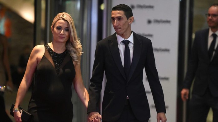 Paris Saint Germains footballer Argentine Angel di Maria poses with his wife on a red carpet during Argentine football star Lionel Messi and Antonella Roccuzzos wedding in Rosario, Santa Fe province, Argentina on June 30, 2017. - Footballers and celebrities including pop singer Shakira gathered Friday for the 