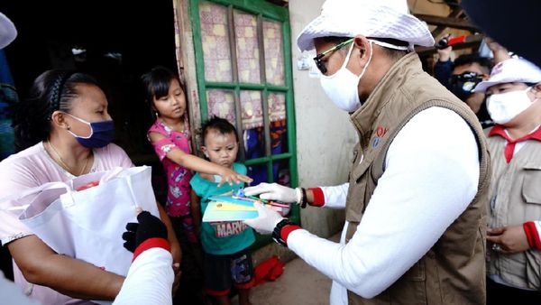 Giliran Nelayan Muara Angke Dapat Sembako dari Sandiaga Uno
