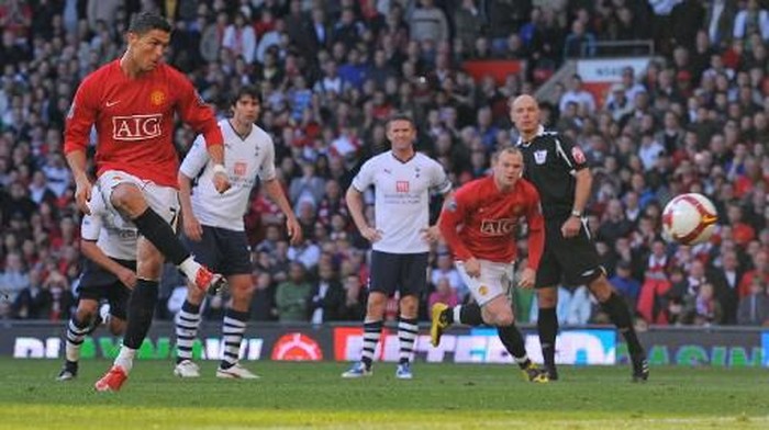 Manchester Uniteds Portuguese midfielder Cristiano Ronaldo (L) scores from a penalty during the English Premier League football match between Manchester United and Tottenham Hotspur at Old Trafford, Manchester, north-west England, on April 25, 2009. AFP PHOTO/ANDREW YATES.  FOR EDITORIAL USE ONLY Additional licence required for any commercial/promotional use or use on TV or internet (except identical online version of newspaper) of Premier League/Football League photos. Tel DataCo +44 207 2981656. Do not alter/modify photo. (Photo by ANDREW YATES / AFP)