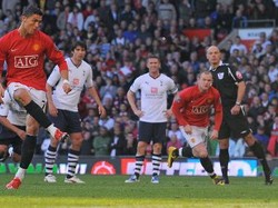 Howard Webb Sesali Kasih Penalti ke MU di Laga yang Satu Ini