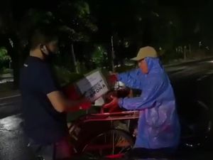 Bagikan Mi Instan Isi Uang, Crazy Rich Surabaya Sasar Warga Terdampak Corona