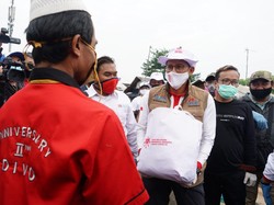 Muncul Suara Miring gegara Aksi Bareng Relawan Jokowi, Sandiaga Buka Suara