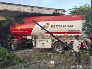 Ibu Bonceng Tiga Anaknya Ditabrak Truk Tangki, 3 Orang Tewas Ibu Bonceng Tiga Anaknya Ditabrak Truk Tangki, 3 Orang Tewas