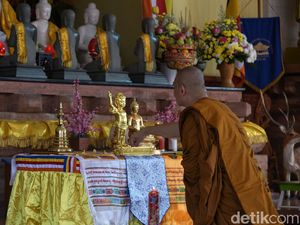 Umat Buddha Makassar  Rayakan Waisak Via Streaming