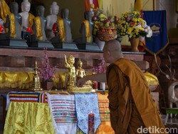 Umat Buddha Makassar  Rayakan Waisak Via Streaming