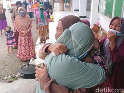 Saat Kepulangan Warga Tulungagung dari Karantina Disambut Tangis Haru