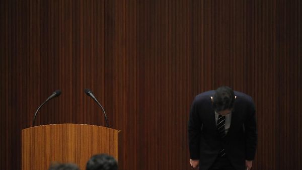 Pangeran Samsung Bungkukkan Badan Minta Maaf ke Publik