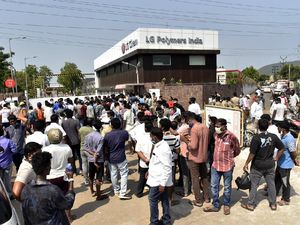 Warga India Demo Sambil Bawa Mayat ke Pabrik Kimia Usai Peristiwa Kebocoran Gas Warga India Demo Sambil Bawa Mayat ke Pabrik Kimia Usai Peristiwa Kebocoran Gas