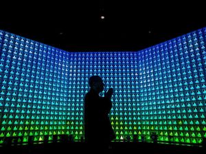 Mandi Cahaya LED di Rumah Abu Kuil Koukokuji