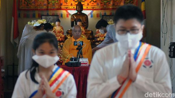 Bekasi dan Bogor Rayakan Waisak Secara Online