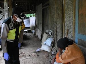 Tangis Haru Mbah Katinem Saat Terima Bantuan Sembako