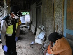 Tangis Haru Mbah Katinem Saat Terima Bantuan Sembako