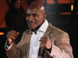 Siap-siap! Evander Holyfield Ikuti Mike Tyson, Mau Naik Ring Lagi