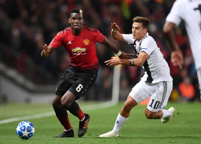 MANCHESTER, ENGLAND - OCTOBER 23:  Paul Pogba of Manchester United holds off Paulo Dybala of Juventus during the Group H match of the UEFA Champions League between Manchester United and Juventus at Old Trafford on October 23, 2018 in Manchester, United Kingdom.  (Photo by Laurence Griffiths/Getty Images)