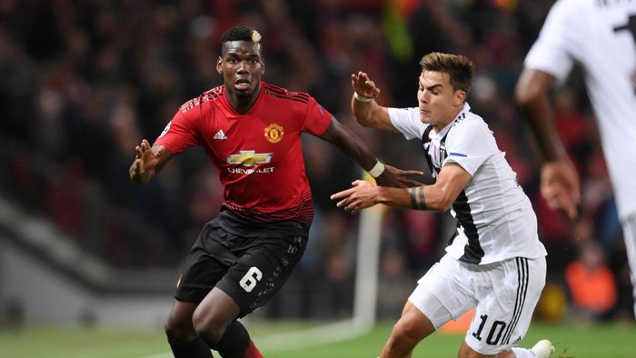 MANCHESTER, ENGLAND - OCTOBER 23:  Paul Pogba of Manchester United holds off Paulo Dybala of Juventus during the Group H match of the UEFA Champions League between Manchester United and Juventus at Old Trafford on October 23, 2018 in Manchester, United Kingdom.  (Photo by Laurence Griffiths/Getty Images)
