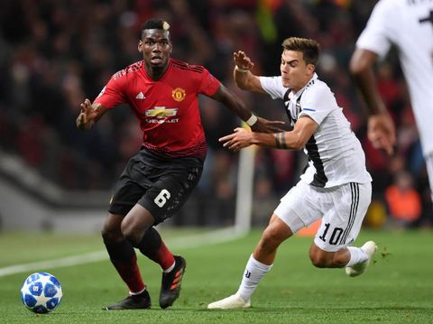 Dybala kala hendak merebut bola dari Pogba di laga MU vs Juventus.