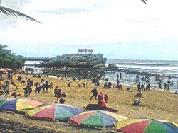 Pesona Pulau Jumino di Yogya, Mirip Tanah Lot di Bali