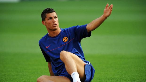 ROMA - 26 MEI: Cristiano Ronaldo dari Manchester United menghadiri sesi latihan Manchester United menjelang Final Liga Champions UEFA melawan Barcelona di Stadio Olimpico pada 26 Mei 2009 di Roma, Italia.  (Foto oleh Shaun Botterill / Getty Images)