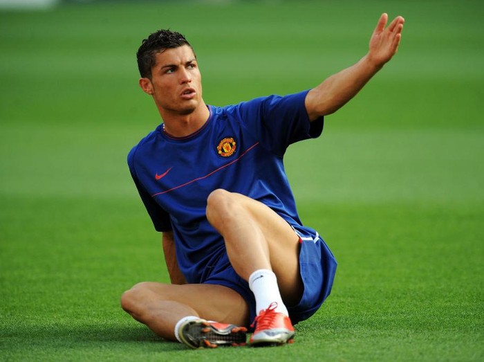 ROME - MAY 26:  Cristiano Ronaldo of Manchester United attends the Manchester United training session prior to UEFA Champions League Final versus Barcelona at the Stadio Olimpico on May 26, 2009 in Rome, Italy.  (Photo by Shaun Botterill/Getty Images)
