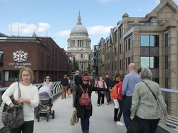 Kakek Umur 102 Tahun Ini Terima Tantangan Turun dari Gedung Pakai Tali