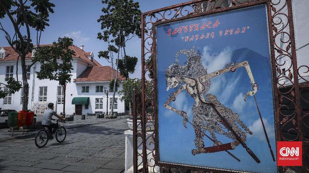 Kawasan Kota Tua memang ditutup untuk masyarakat sejak pemberlakuan PSBB sejak 10 April hingga 28 Mei. Hanya petugas dan keamanan yang boleh berada di dalam kawasan ini. CNNIndonesia/Safir Makki
