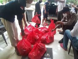 Pengusaha di Makassar Jual Mobil Mewah untuk Bagi Sembako ke Warga