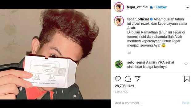 Tegar Septian tunjukkan tes kehamilan sang istri