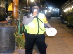 Aksi Polisi di Kendari Keliling Kampung Bangunkan Warga Sahur