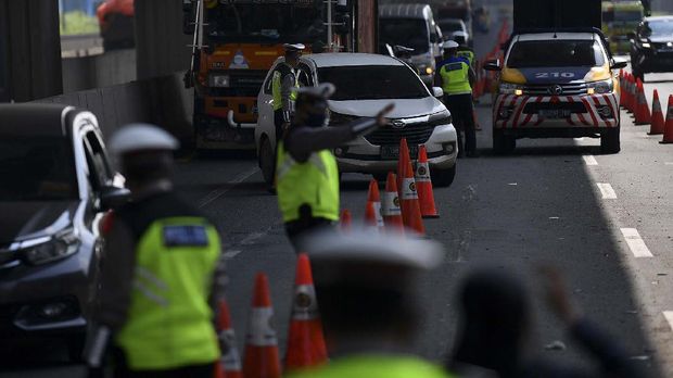 Petugas kepolisian mengarahkan kendaraan pribadi di tol Jakarta-Cikampek untuk memutar balik di pintu tol Cikarang Barat, Jawa Barat, Kamis (7/5/2020). Pemerintah menyatakan masyarakat Indonesia tetap dilarang mudik, tapi ada pengecualian bagi ASN, prajurit TNI dan Polri, pegawai BUMN, lembaga usaha, dan LSM yang berhubungan dengan percepatan penanganan COVID-19 serta masyarakat yang keluarganya meninggal atau keluarga sakit, repatriasi, pekerja migran Indonesia, TKI, dan pelajar atau mahasiswa yang akan kembali ke tanah air. ANTARA FOTO/Sigid Kurniawan/aww.