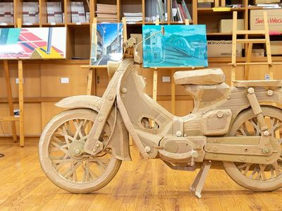 Wujud Replika Honda Super Cub 100 yang Terbuat dari Kardus