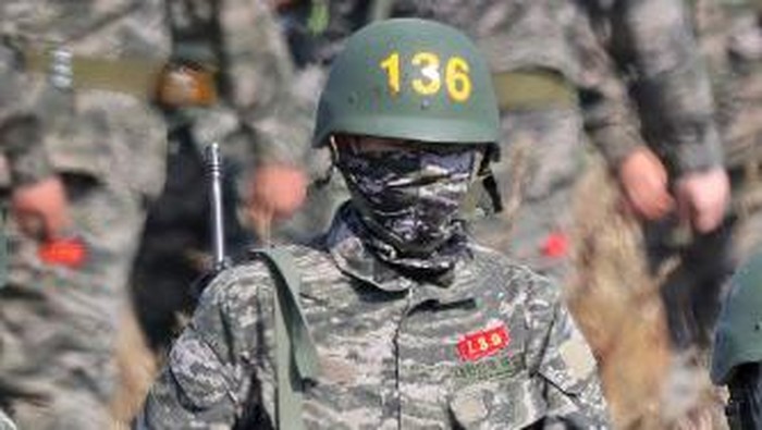 Tottenham Hotspurs South Korean striker Son Heung-min (C) in military uniform moves to a boot camp after a shooting exercise at a Marine Corps firing range during his basic military training in Jeju island on May 6, 2020. - Son Heung-min began last month his three-week military training at a marines boot camp to fulfil military service duties, with the Premier League on hold over the coronavirus pandemic. (Photo by - / YONHAP / AFP) / - South Korea OUT / REPUBLIC OF KOREA OUT  NO ARCHIVES  RESTRICTED TO SUBSCRIPTION USE
