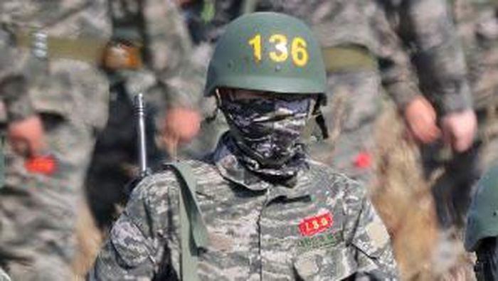 FBL-ENG-PR-TOTTENHAM-SON-KOR, Son Heung-min Tottenham Hotspurs South Korean striker Son Heung-min (C) in military uniform moves to a boot camp after a shooting exercise at a Marine Corps firing range during his basic military training in Jeju island on May 6, 2020. - Son Heung-min began last month his three-week military training at a marines boot camp to fulfil military service duties, with the Premier League on hold over the coronavirus pandemic. (Photo by - / YONHAP / AFP) / - South Korea OUT / REPUBLIC OF KOREA OUT NO ARCHIVES RESTRICTED TO SUBSCRIPTION USE