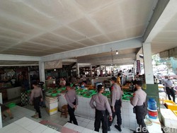 Langgar Jam Operasional, Petugas Minta Pedagang Pasar di Ciamis Tutup Lapak