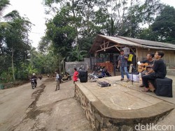 Pemuda Ciamis Ngamen Cegah Warga Ngabuburit Saat Wabah Corona