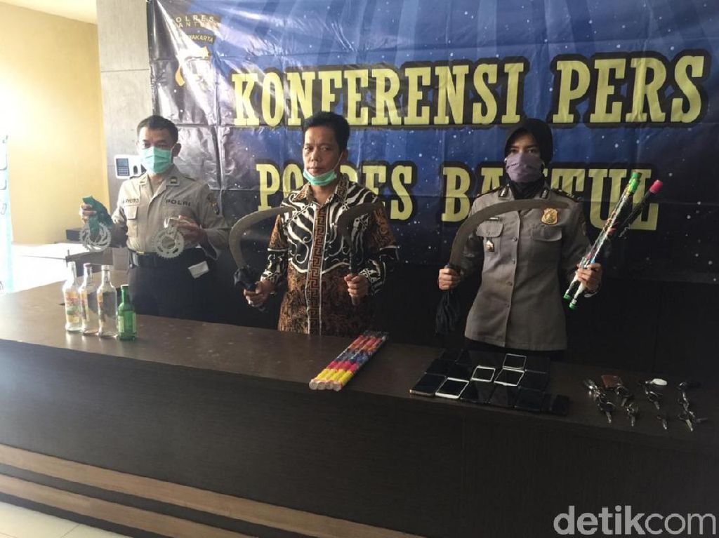 16 Remaja Akan Tawuran di Bantul, Bawa Celurit hingga Gir 16 Remaja Akan Tawuran di Bantul, Bawa Celurit hingga Gir