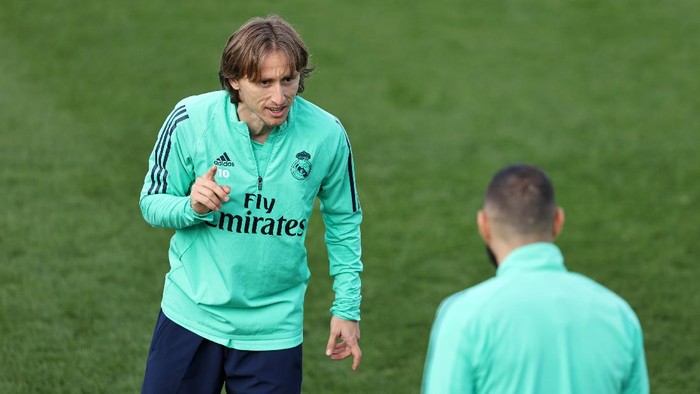 MADRID, SPAIN - FEBRUARY 25: Luka Modric of Real Madrid speaks to a team mate during a training session ahead of their UEFA Champions League round of 16 first leg match against Manchester City at Valdebebas training ground on February 25, 2020 in Madrid, Spain. (Photo by Angel Martinez/Getty Images)