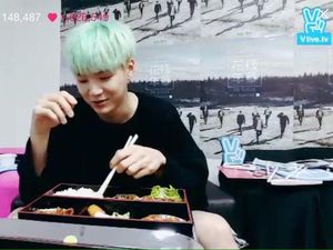 Yuk, Intip 10 Momen Makan Suga BTS yang Kolaborasi Bareng IU!