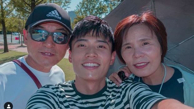 YouTuber Korea Reomit Jang Hansol bersama kedua orang tuanya