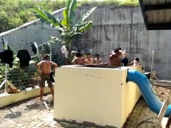 Pemudik yang Terciduk di Overpass Tol Ngawi Dipaksa Mandi