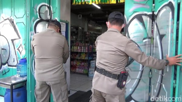 Satpol PP Purwakarta tutup paksan toko non pangan yang beroperasi saat PSBB Satpol PP Purwakarta tutup paksan toko non pangan yang beroperasi saat PSBB