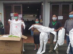 Kodam Hasanuddin Salurkan Bantuan 100 Hazmat ke Gugus Tugas Tana Toraja