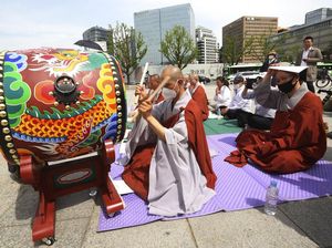 Biksu di Kosel Doa Bersama untuk Korban Corona