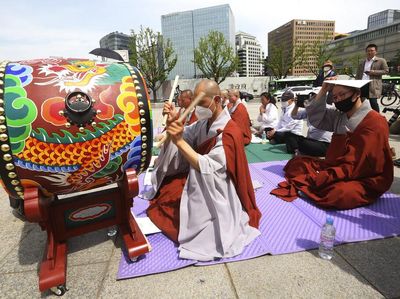 Biksu di Kosel Doa Bersama untuk Korban Corona