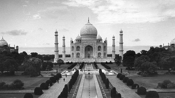 Taj Mahal dalam Bingkai Hitam Putih