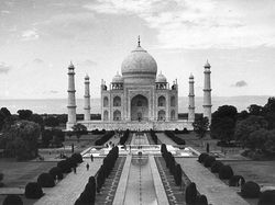 Taj Mahal Mau Tutup Sampai Kapan?