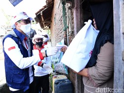 Sandiaga Uno Bagi-bagi Sembako untuk Penarik Becak di Bandung