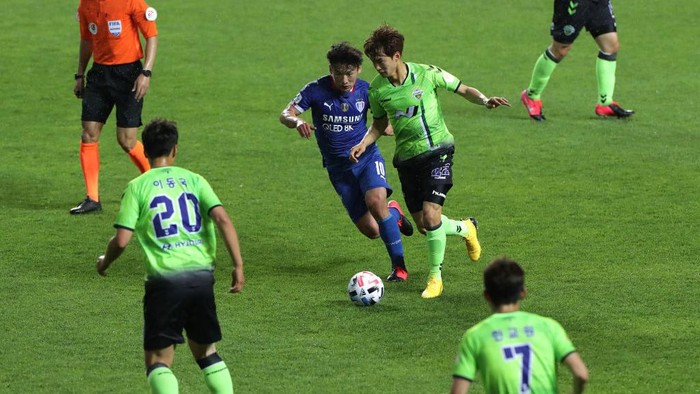 JEONJU, SOUTH KOREA - MAY 08: Kim Jin-Su of Jeonbuk Hyundai Motors in action during the K League 1 match between Jeonbuk Hyundai Motors and Suwon Samsung Bluewings at Jeonju World Cup Stadium on May 08, 2020 in Jeonju, South Korea. (Photo by Han Myung-Gu/Getty Images)
