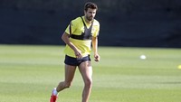 Bek Gerard Pique juga ikut merumput berlatih bersama rekan-rekannya. (Foto: Miguel Ruiz/FC Barcelona via AP)