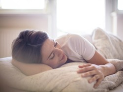 Daftar Makanan yang Perlu Dikonsumsi dan Dihindari Agar Mudah Tidur Nyenyak