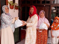 Bantu Warga Terdampak Corona, Emak-emak Pengajian Patungan Sembako